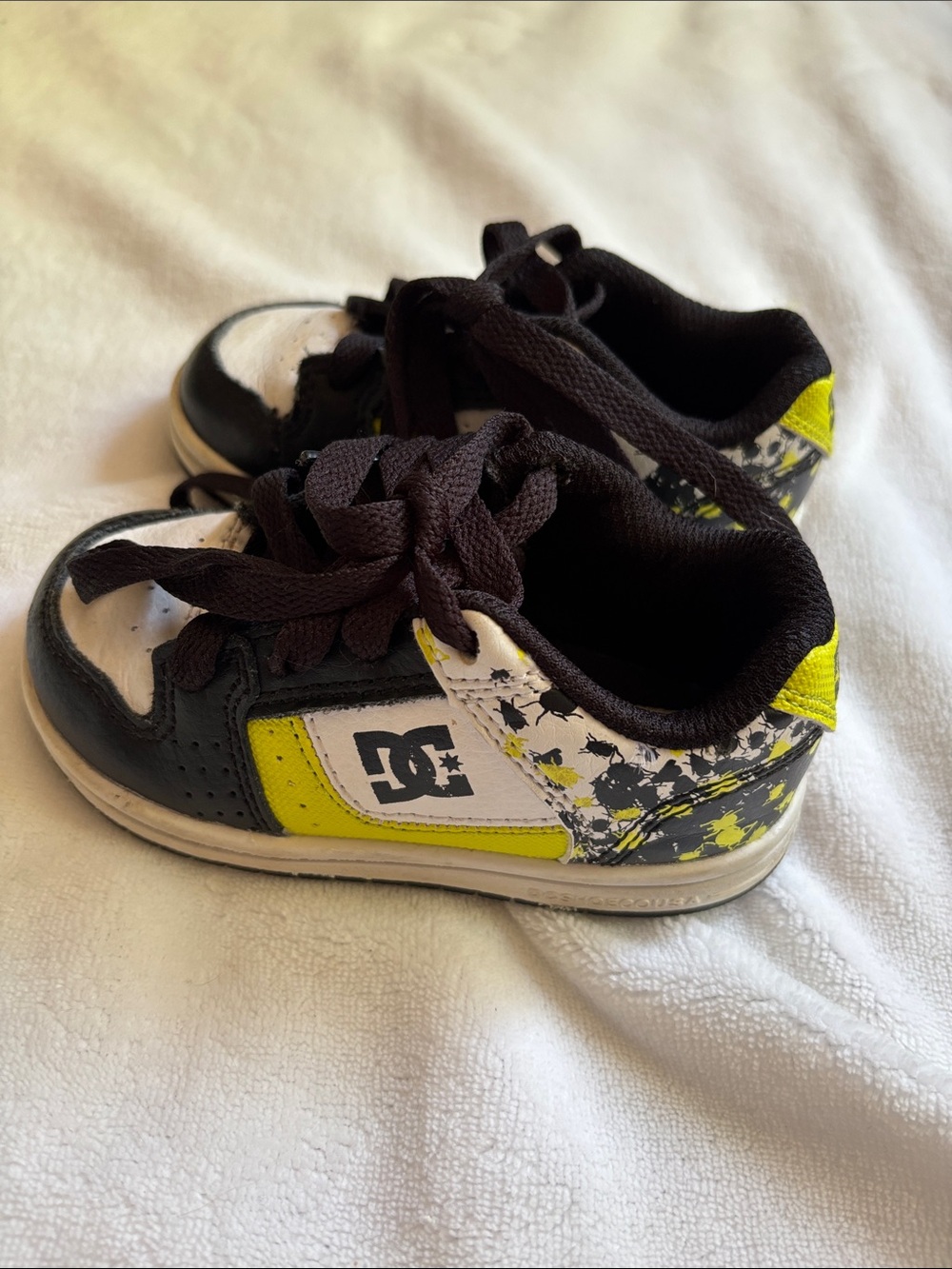 DC Kids Yellow, Black & White Low-Top Sneakers